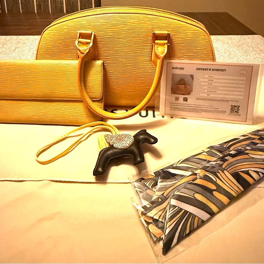 Authentic Louis Vuitton beautiful Bag with COA, Wallet and dust bag!!